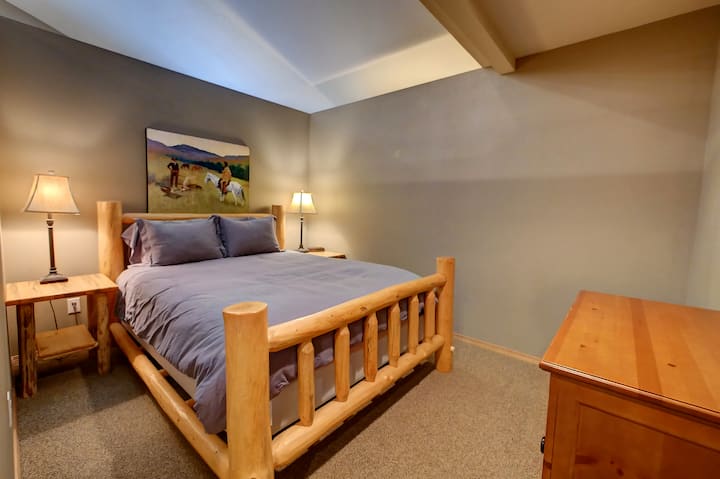 Chumba cha kulala cha malkia kilicho na muundo wa mtindo wa roshani (sehemu za juu za kuta ziko wazi kwa maeneo ya pamoja) hutoa nafasi nzuri ya kulala usiku na ufikiaji rahisi nje ya sebule kuu.