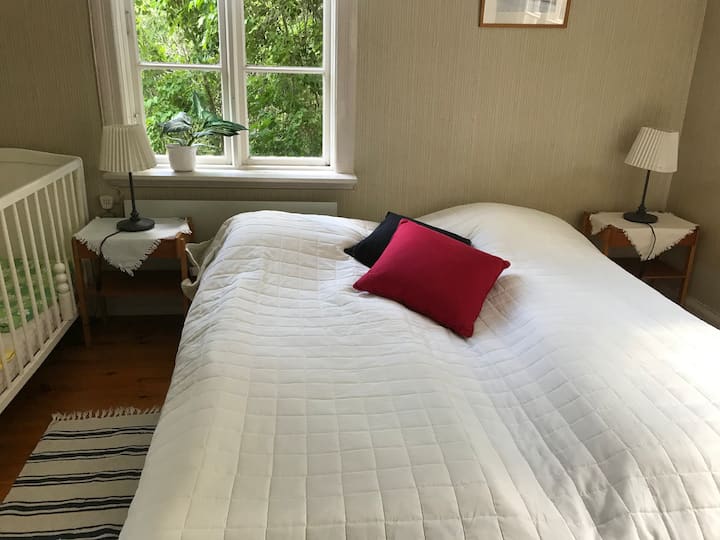 ორადგილიანი საძინებელი ჩვილის საწოლით