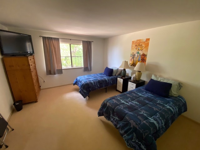 חדר שינה גדול עם 2 מיטות מלאות. טלוויזיה בסטרימינג. מספיק מקום להוסיף ומיטה מלאה נוספת לקבוצות גדולות יותר