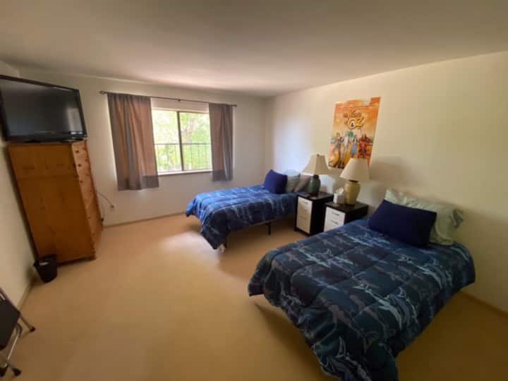 Veľká spálňa s 2 manželskými posteľami. Streamovanie televízora. Dostatok priestoru na pridanie a ďalšia manželská posteľ pre väčšie skupiny