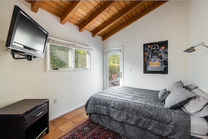 Spálňa na prízemí s manželskou posteľou a televízorom