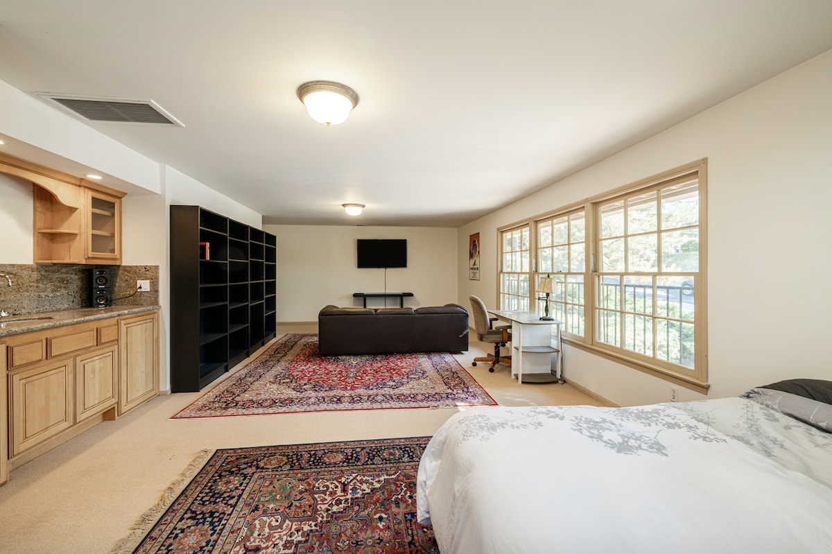 חדר בונוס עם כיור, חדר שירותים, מיטת קווין סייז, ספה נפתחת, טלוויזיה בסטרימינג