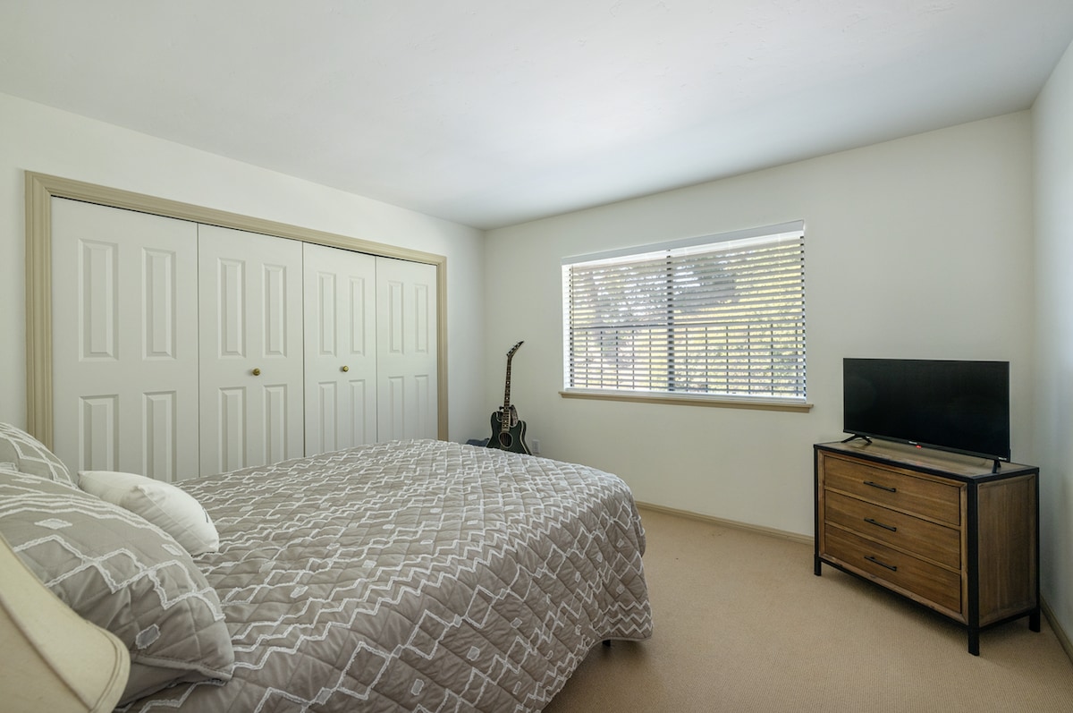 בחזרה לחדר השינה העתידי עם מיטת קווין סייז וטלוויזיית סטרימינג