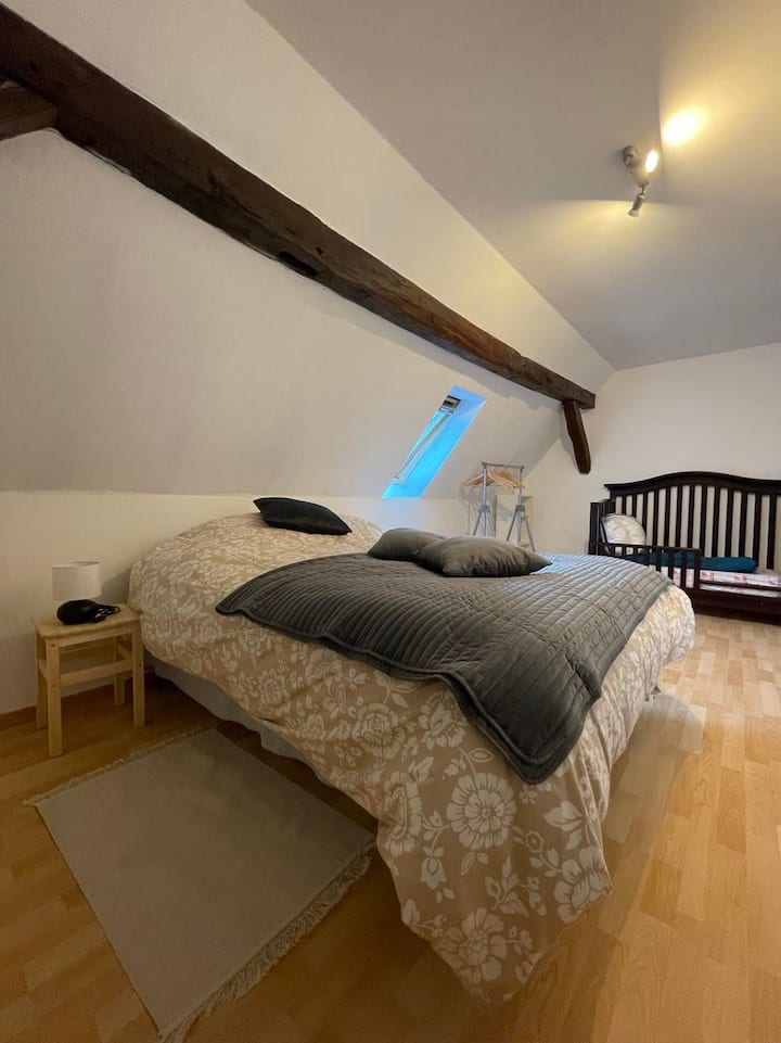 ห้องนอนแรกพร้อมเตียงเด็กอ่อน 