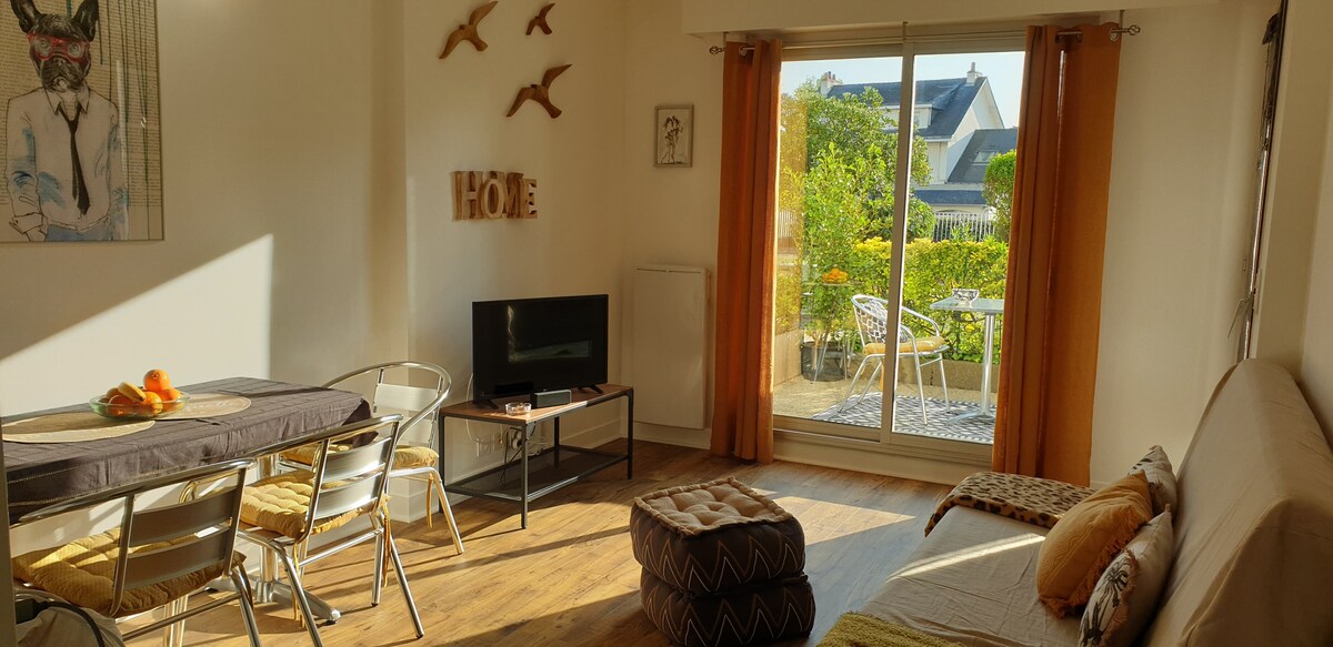 Popular Airbnb listing: T2 + terrace, res facing SEA Pornichet Baie la Baule in Pornichet