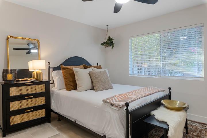 חדר שינה 2 עם מיטת קווין סייז, חדר ארונות וטלוויזיה 55אינץ '