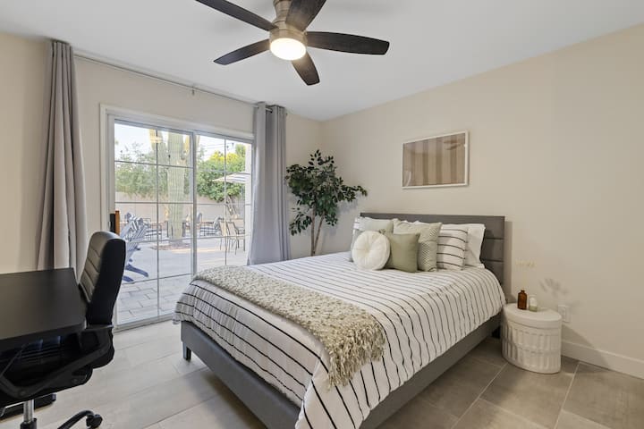 חדר שינה 3 עם מיטת קווין סייז, חדר ארונות, שולחן עמידה/ישיבה מתכוונן וגישה לחצר האחורית. 