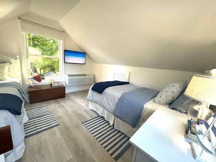 "أحياء الطاقم" - غرفة بطابقين بسريرين مزدوجين وتلفزيون ذكي