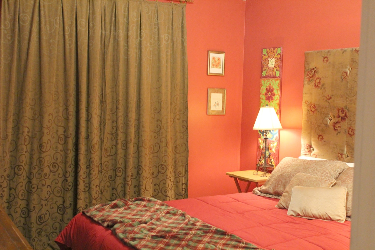 厚重的窗帘确保了完全的隐私，下午会让房间保持黑暗！