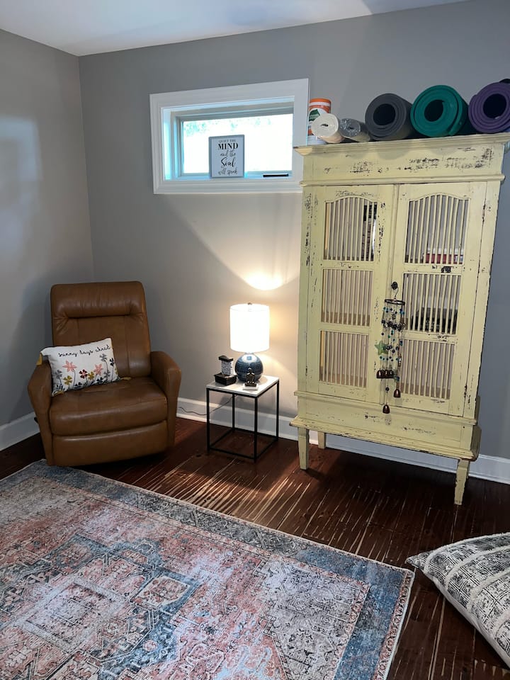 Libros y juegos. Alfombrillas de yoga para usar. 