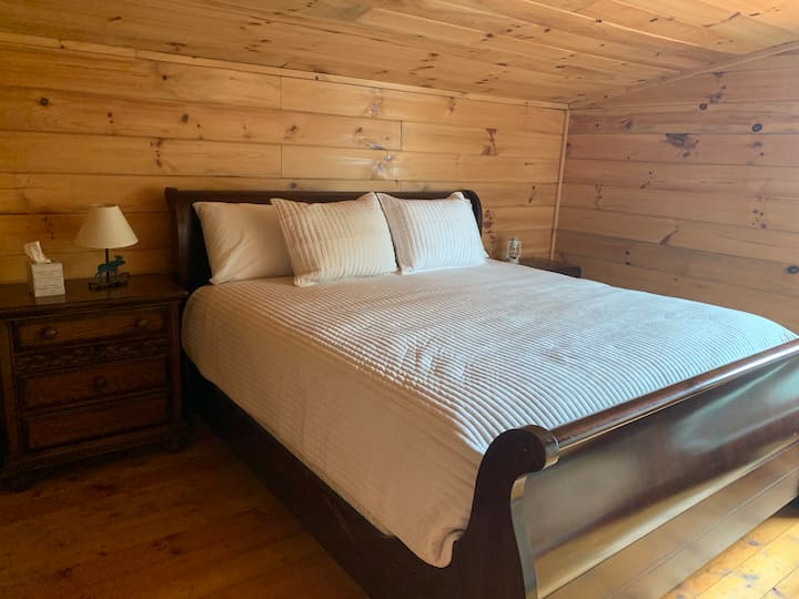 Dormitorio con cama king size