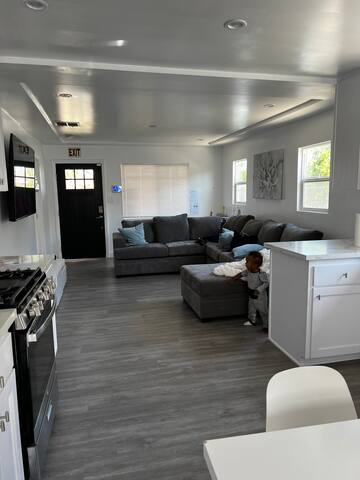 Cheerful 3-bedroom home with free parking gallery image 2