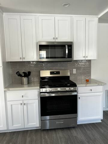 Cheerful 3-bedroom home with free parking gallery image 5