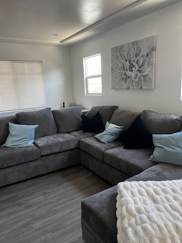 Cheerful 3-bedroom home with free parking