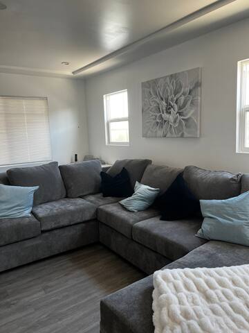 Cheerful 3-bedroom home with free parking gallery image 3