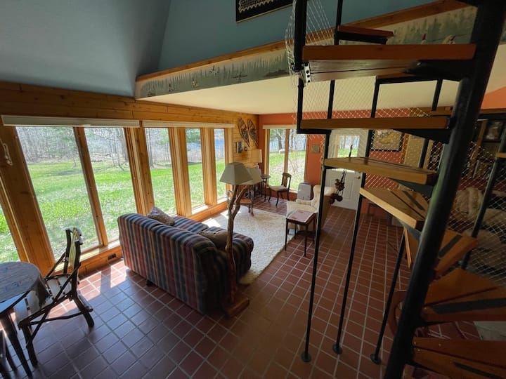 Одлична соба и спирални скали со безбедносна мрежа