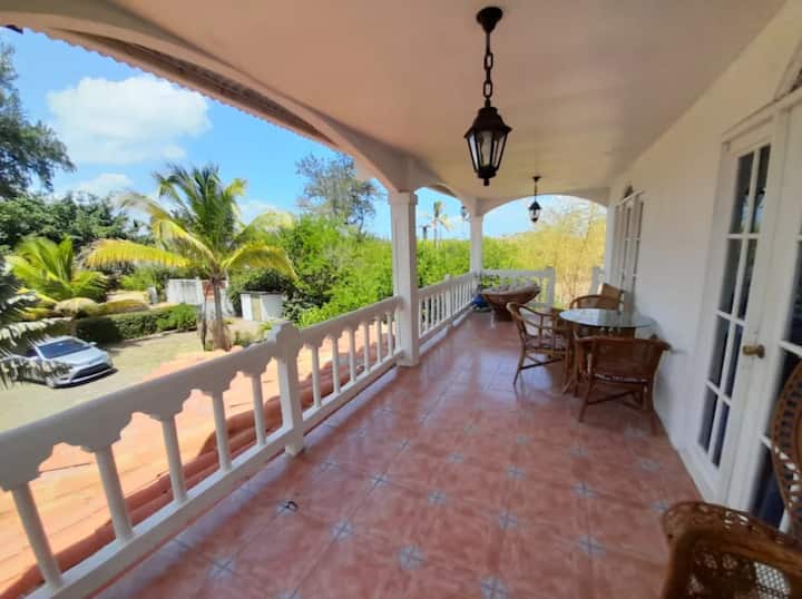 Velika terasa na katu s finim namještajem od bambusa.