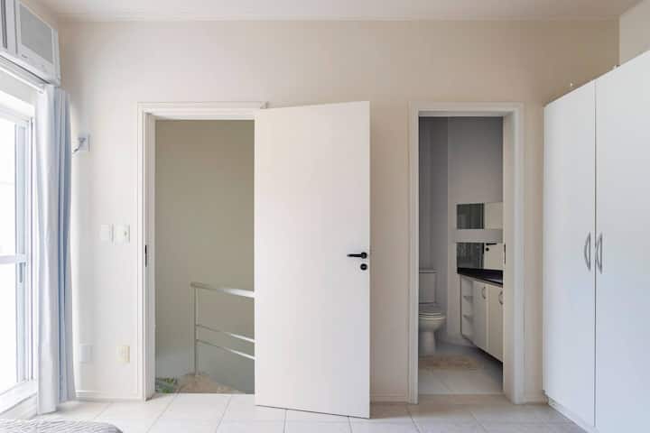 ห้องนอนใหญ่ที่ชั้น 2 มีระเบียงและห้องน้ำในตัว 