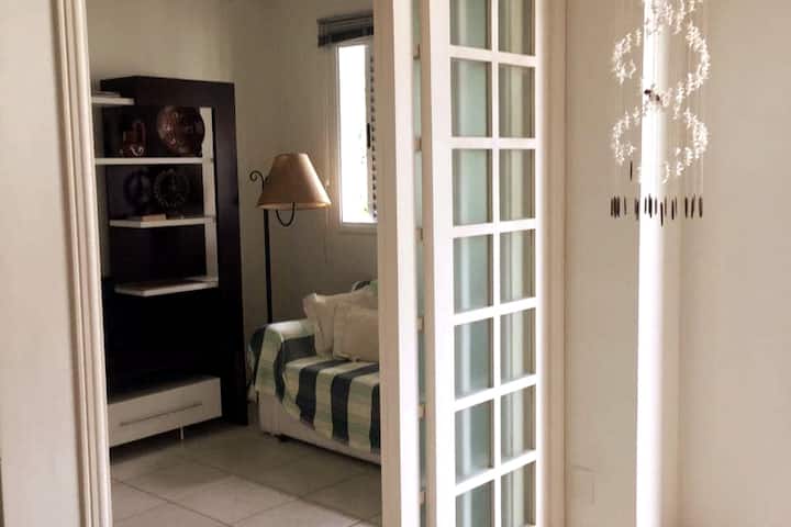 ห้องทีวีเปลี่ยนเป็นเตียงโซฟาในห้องนอนส่วนตัวมีพัดลมเพดานและผ้าปูที่นอนให้ 