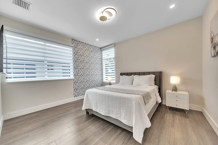 غرفة نوم رابعة بسرير بحجم كبير. 