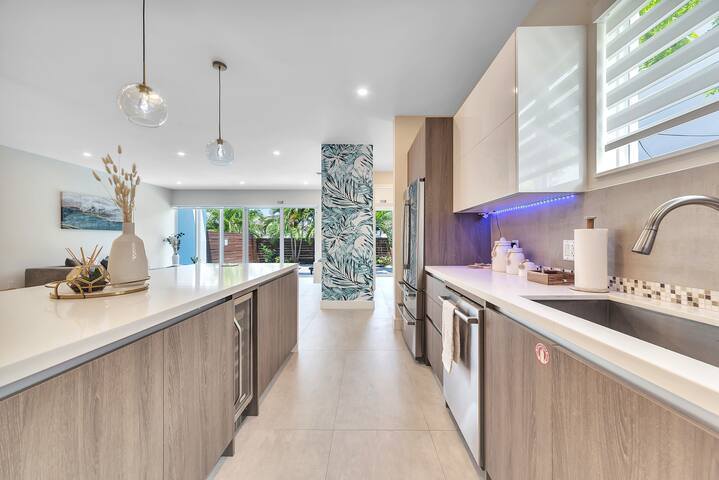 *Your Dream Modern Home in Coral Ridge* gallery image 5