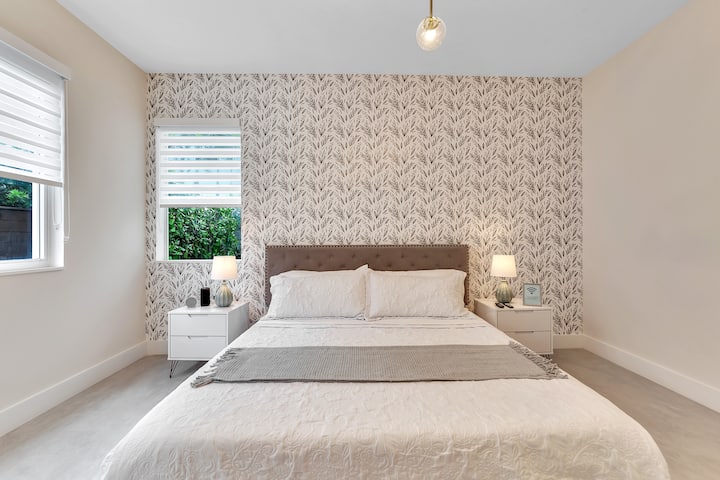 غرفة نوم في الطابق السفلي بسرير كبير 