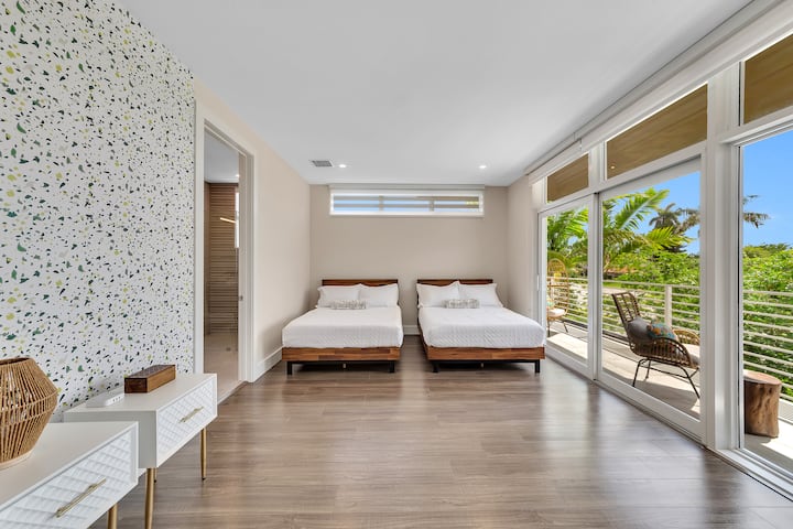 غرفة نوم بسريرين كاملين مع شرفة كبيرة. 