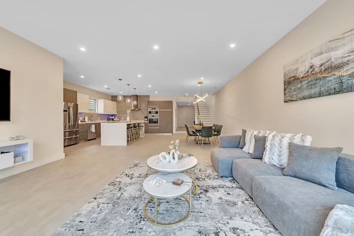 *Your Dream Modern Home in Coral Ridge* gallery image 3