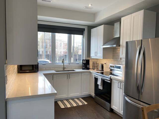 Custom 4Bedroom Home In Upper Beach/Leslieville gallery image 2