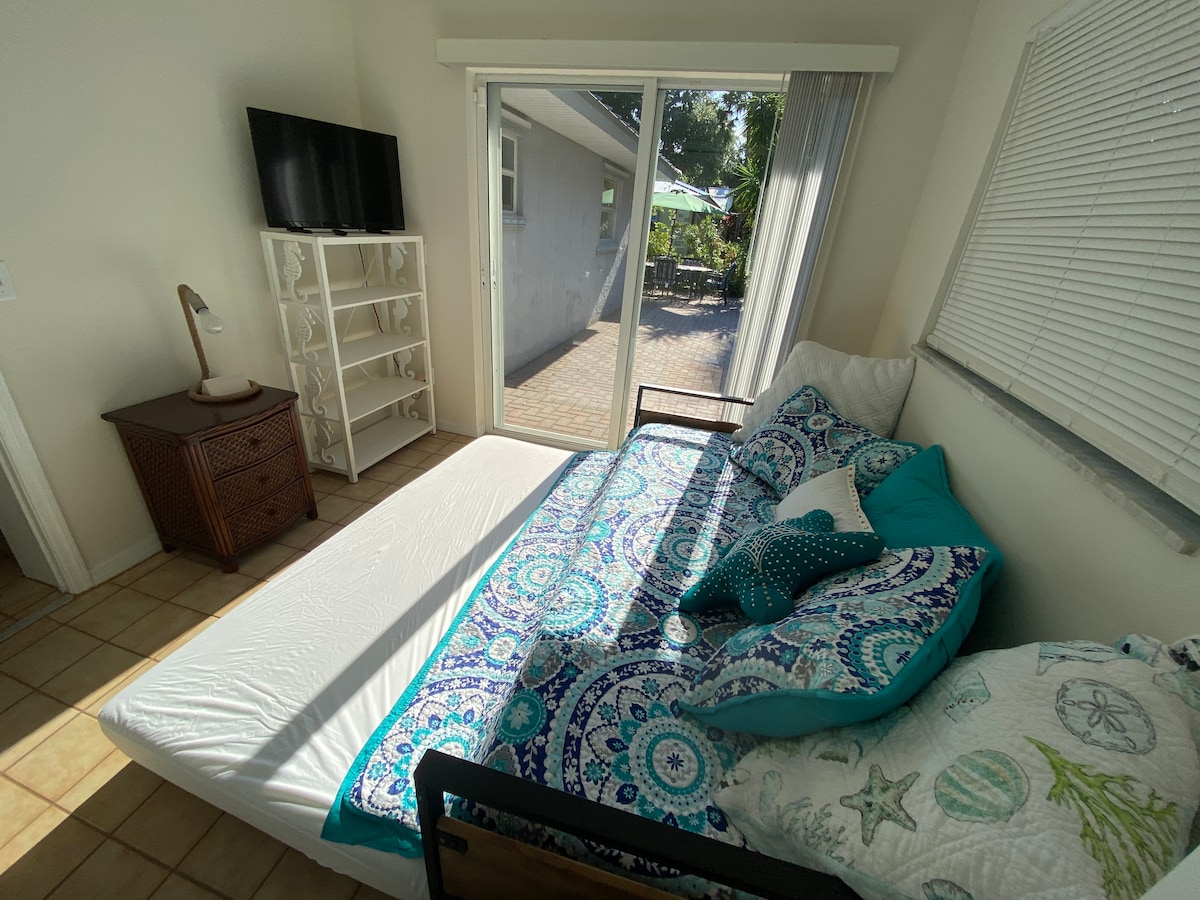 Slaapkamer 3 met bank/bed en extra uitschuifbed