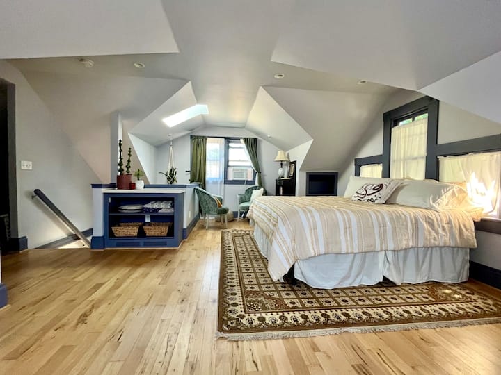 На горния етаж има луксозен апартамент с 360 - градусов изглед!