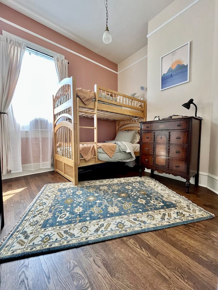 Втората спалня разполага с място за няколко приятели или деца, просто внимавайте къде стъпвате!