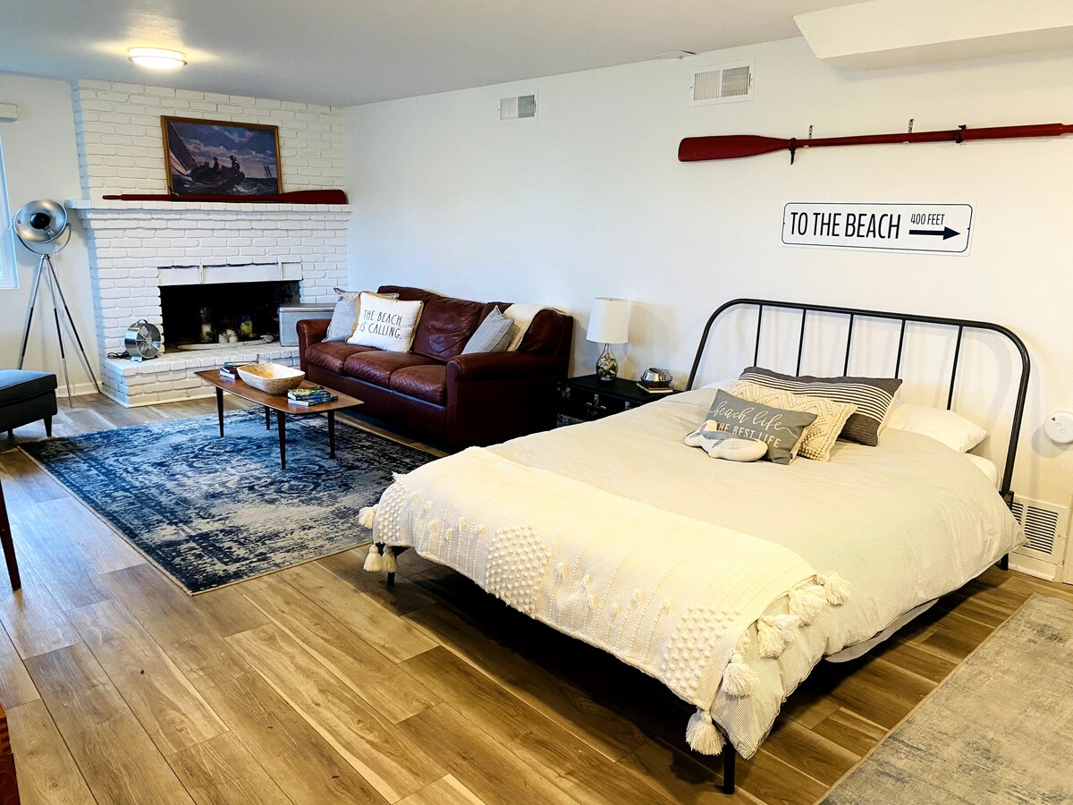 يحتوي سرير كوين على طبقة علوية من رغوة الذاكرة، وملاءات قطنية مصرية بحجم 1000 خيط ولحاف سفلي. 