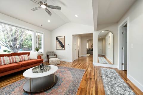 Luxury mountain oasis, hot tub & 15 mins to DT AVL