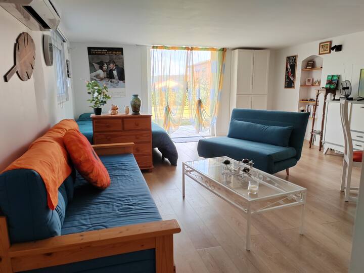 إطلالة على الاستوديو من الرواق / الحمام. 