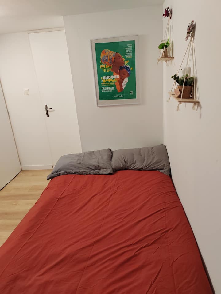 غرفة إضافية صغيرة اختيارية (سرير في 120). 