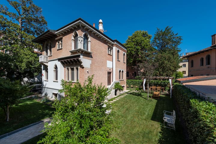 Villa Gallo 1915, luxurious villa with garden, SPA