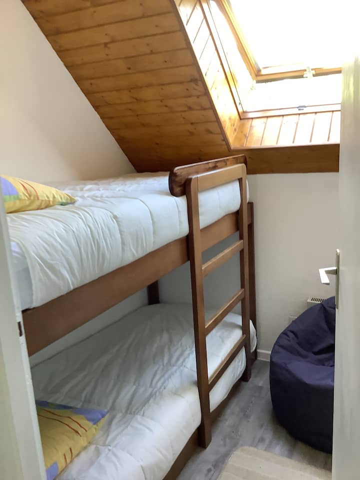 Cama litera en el dormitorio y su terciopelo.
