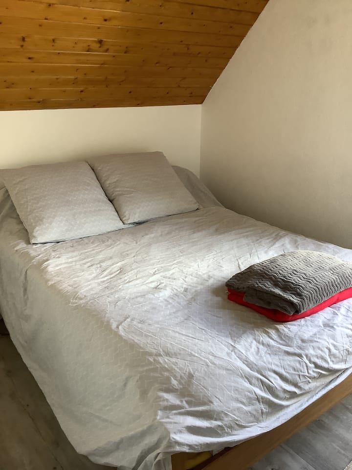 Chambre parentale, lit 140/190.