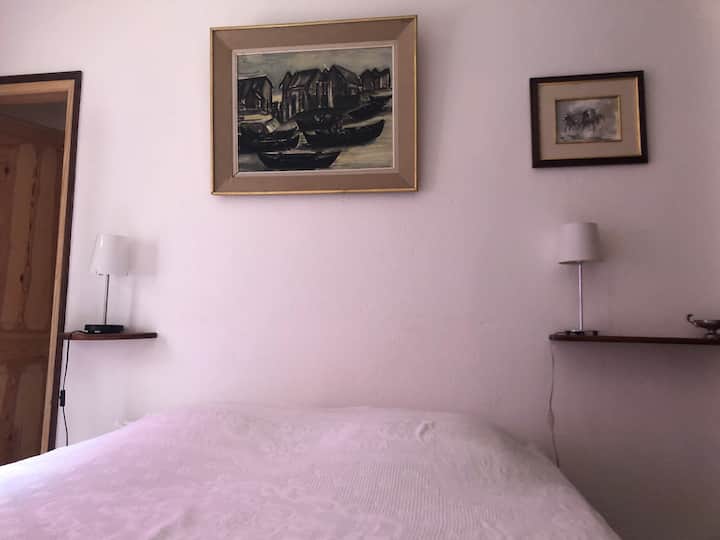 غرفة نوم بسرير مزدوج 