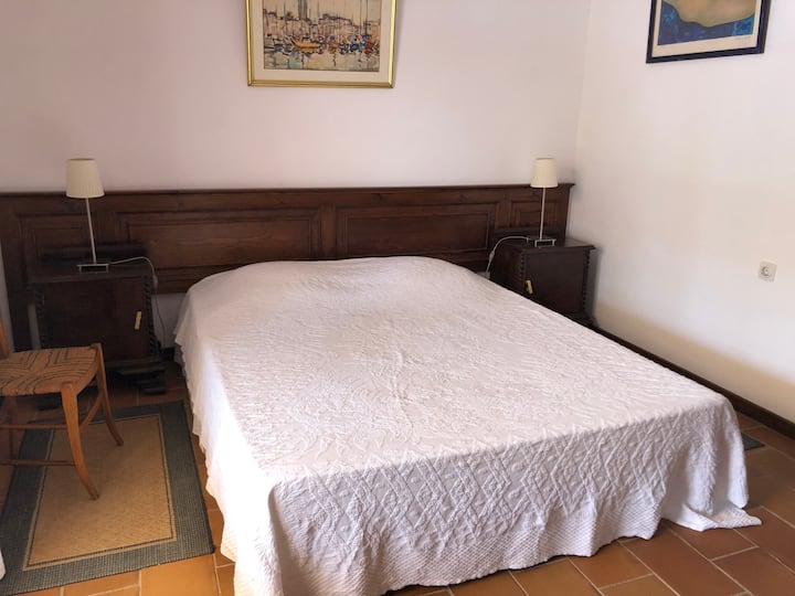 سرير مزدوج كبير بغرفة نوم مع إطلالة على حمام السباحة