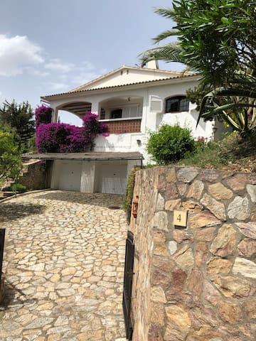 Belle villa avec piscine et vue mer