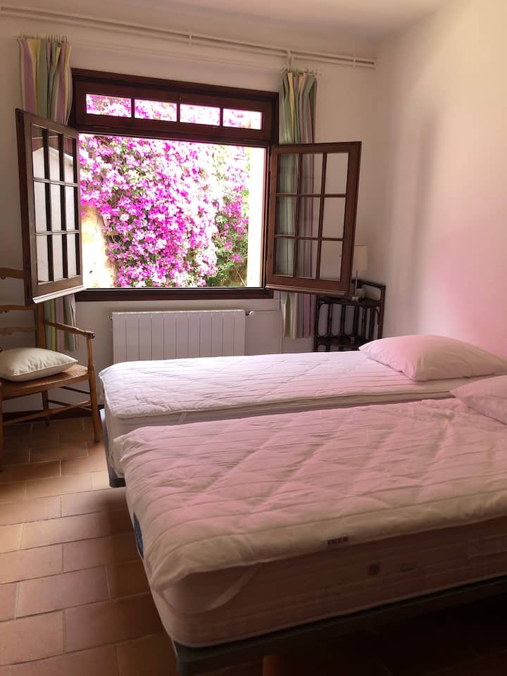 غرفة نوم بسريرين صغيرين (90 سم)