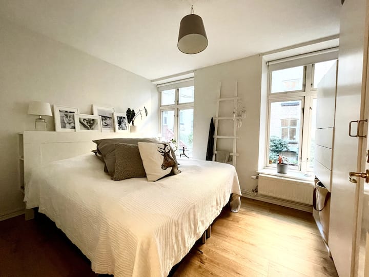 Spálňa 1 (180 cm posteľ) s oknom do tichého dvora. 