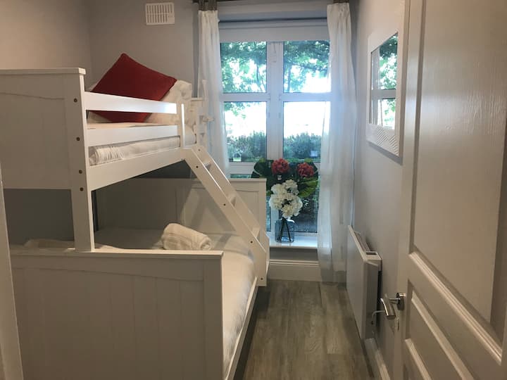 Las literas del segundo dormitorio están completas en la cama individual inferior en la parte superior