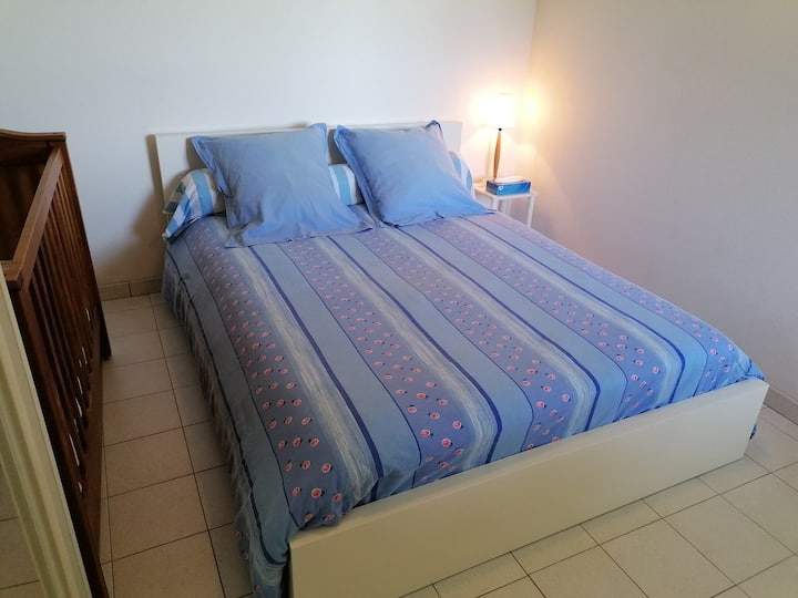 Izba
1 nová 140 posteľ s pohodlnými matracmi, pružinami a 1 detskou postieľkou