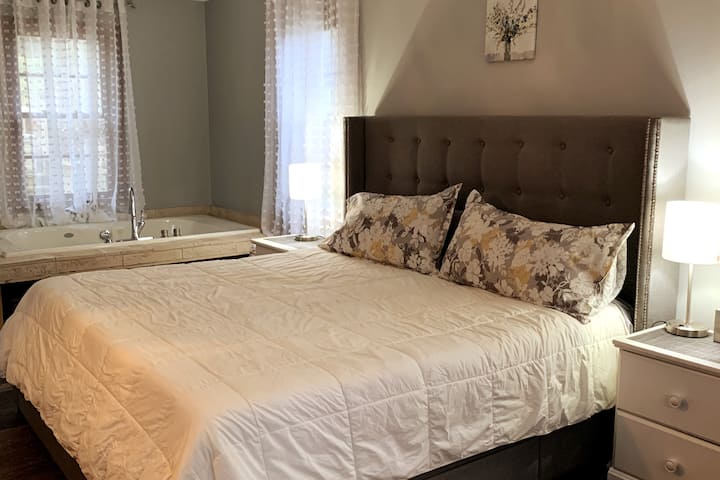 Dormitorio principal con bañera de hidromasaje*jacuzzi*. Relájate por tu cuenta o disfruta de una noche romántica con tu pareja. La suite está diseñada para una mente y un cuerpo tranquilos. 