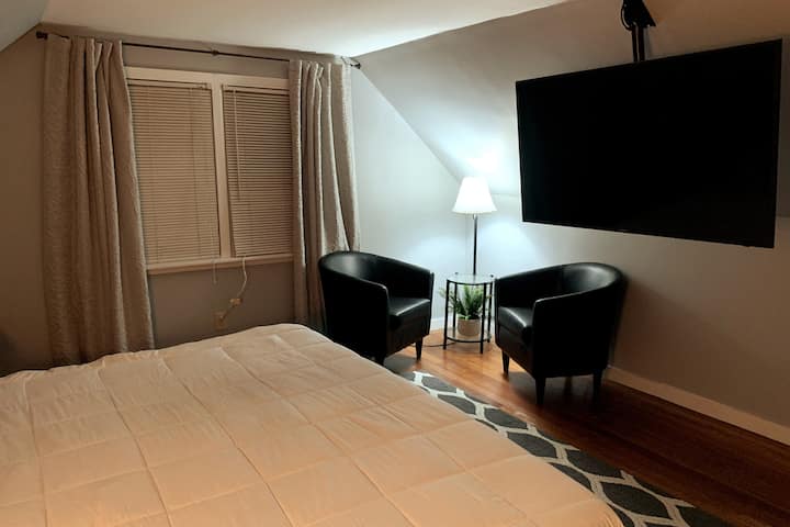 Suite de invitados, un montón de espacio, privacidad, suelos de madera. La suite cuenta con su propio televisor de pantalla plana para esos momentos en los que quieras alejarte del grupo. 