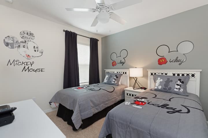 Dvojposteľová izba s tematikou Mickeyho
