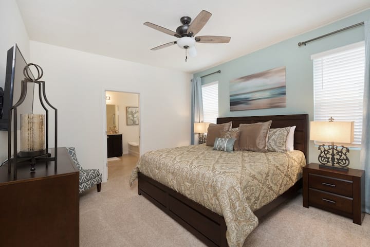 Hlavný apartmán s manželskou posteľou King a vlastnou kúpeľňou